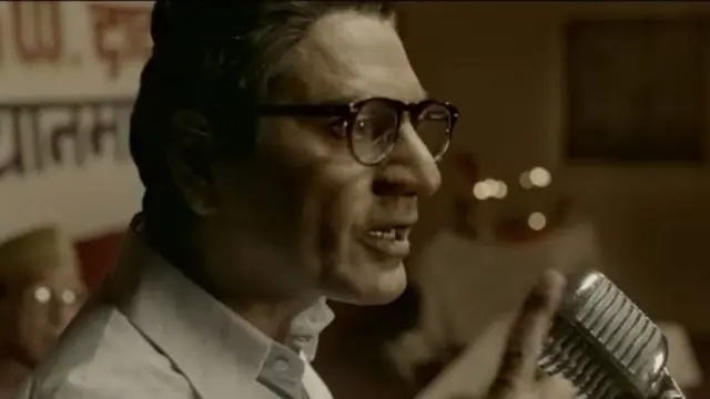 லுங்கியை தூக்கி, அடித்து விரட்டுவோம்' என்ற வசனம் மாராட்டி டிரெய்லரில் இடம் பெற்றுள்ளது