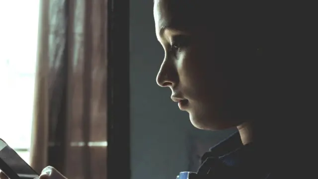 மொபைல் பார்க்கும் பெண்