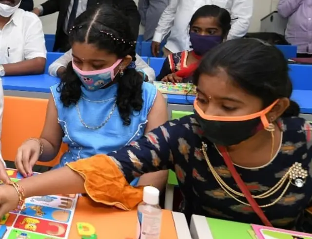 పాఠశాలలో విద్యార్థులు