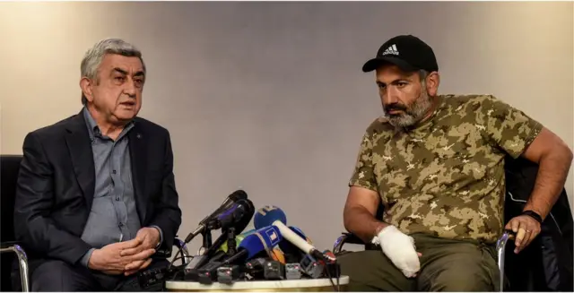 Sarkisyan ve Paşinyan 22 Nisan'da bir tartışma programında karşı karşıya gelmişti. Sarkisyan 10. dakikada muhalefetin "şantajını" kınadığını söyledi ve tartışmayı terk etti.