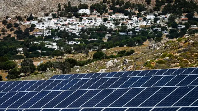 Tilos menggunakan kombinasi energi matahari dan angin untuk memberi daya pada penduduknya, dan menggunakan teknologi baterai untuk menyimpan kelebihannya