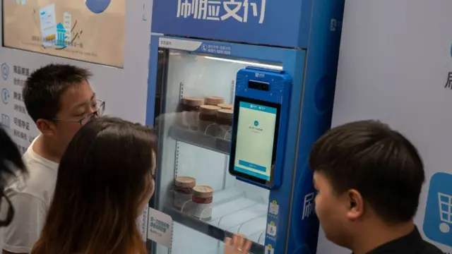 Máquina de pago con reconocimiento facial.