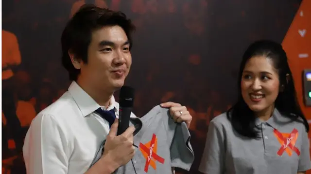 น.ส.พรรณิการ์ วานิช สวมใส่เสื้อคอลเลคชั่น "ฆ่าไม่ตาย" พร้อมสกรีนลายเซ็นต์นาย ธนาธร จึงรุ่งเรืองกิจ บนเครื่องหมายกากบาทสีแดง