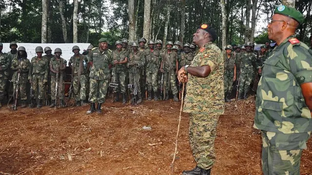 Aha General Katumba Wamala (ibumoso) wari umugaba w'ingabo za Uganda mu 2014 na General Didier Etumba wari umugaba w'ingabo za DR Congo bari basuye ingabo z'ibihugu byombi zari kuri urwo rugamba muri Beni