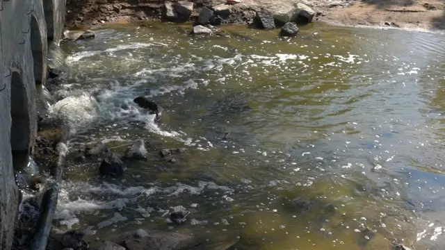 నీటిలో కలుస్తున్న రసాయన వ్యర్థాలు