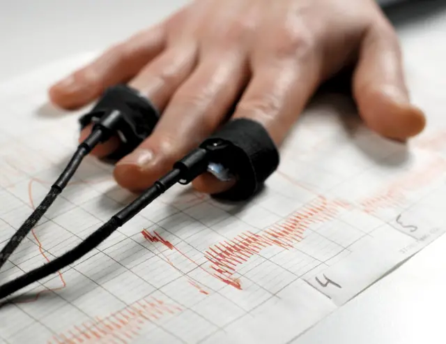 在某實驗中，戴上了假的測謊儀的女性寫下的性伴侶數量多 了不少。