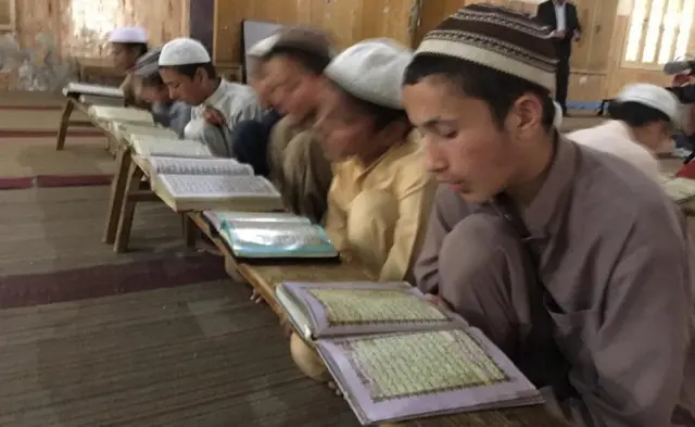 मदरसे में मौजूद छात्र