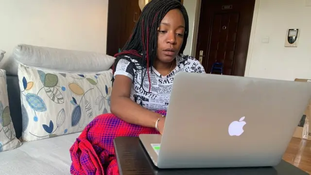 En télétravail, Christelle profite de ses horaires allégés pour prendre son café en pyjama devant son ordinateur 'On prend donc son café tranquillement, on ouvre sa boite mail, on consulte le travail qu'on doit faire au quotidien'