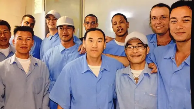 Tùng (hàng đầu, đeo kính) đã có nhiều hoạt động giúp đỡ những cựu tù nhân gốc Á hoàn lương.