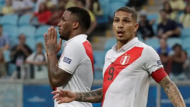 Paolo Guerrero reacciona a la anulación de un gol