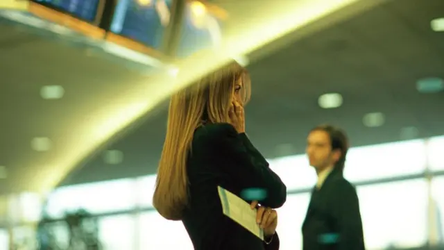 موظفة تتحدث في هاتفها المحمول