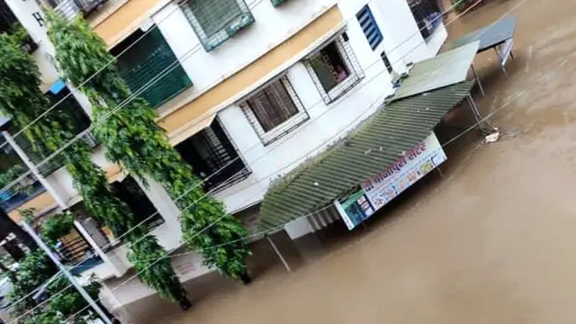 बदलापूर ते कल्याण या भागात अनेक इमारती अशा पाण्याखाली गेल्या होत्या.