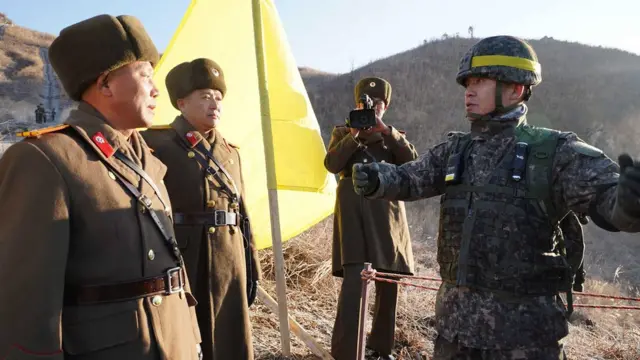 남북 군사당국이 시범 철수한 비무장지대 내 GP에 대해 12일 상호검증을 하고 있다