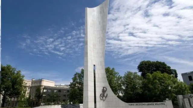 Варшавада Польшанын жашыруун мамлекети менен Крайова армиясына коюлган эстелик бар