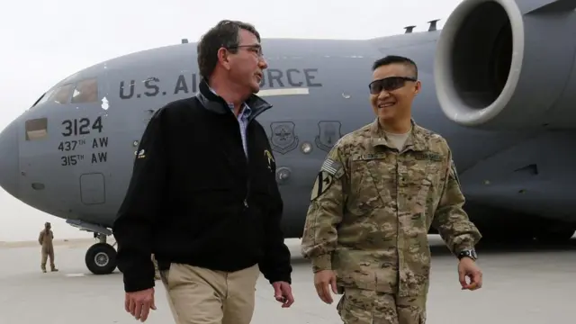 Chuẩn tướng Lương Xuân Việt (phải) đón Bộ trưởng Quốc phòng Ash Carter đến thăm căn cứ tại Kandahar, Afghanistan tháng 2/2015