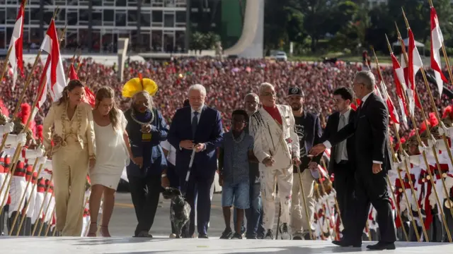 Lula sobre a rampa do Planalto acompanhadoesporte da sorte siterepresentantes da sociedade brasileira