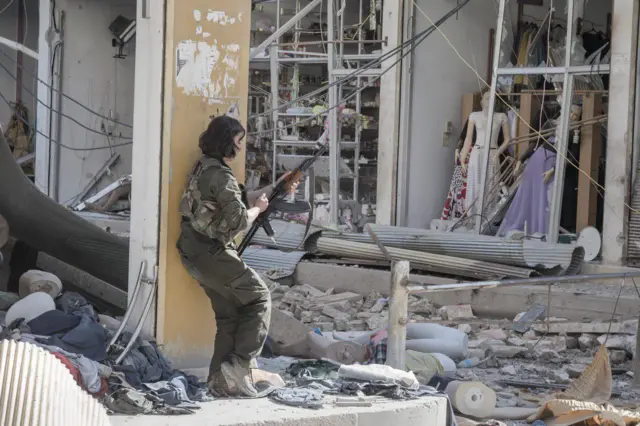 شهر به ویرانه ای تبدیل شده است. مبارزان کوبانی و نیروهای داعش در چند قدمی یکدیگر به مبارزه ای سخت و مستقیم مشغولند. نوامبر ۲۰۱۴