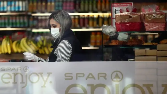 در اتریش از امروز زدن ماسک در فروشگاه‌ها اجباری شد