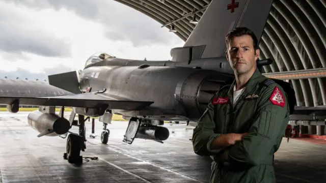 ராயல் விமானப்படை விமானி மேத்யூ ஸ்டான்னர்ட்