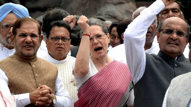 जेडीयू नेता शरद यादव, कांग्रेस अध्यक्ष सोनिया गांधी, जेडीयू नेता केसी त्यागी