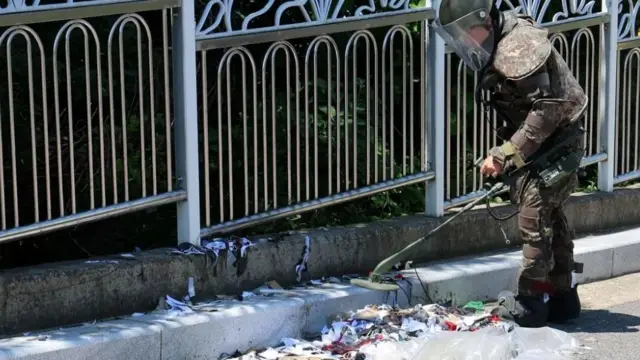 Južnokorejski vojnik čisti smeće