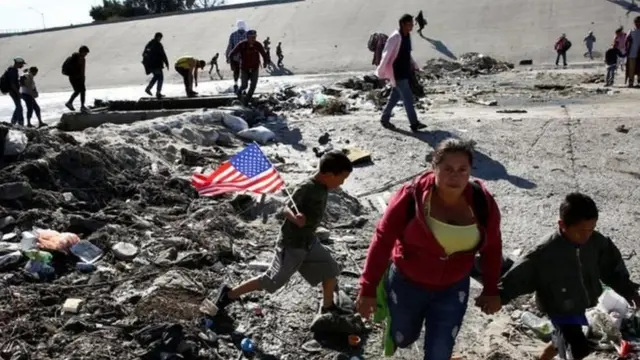 கண்ணீர் புகைக்குண்டு வீசும் அமெரிக்கா; குண்டுக்கட்டாக வெளியேற்றும் மெக்ஸிகோ - தவிக்கும் குடியேறிகள்