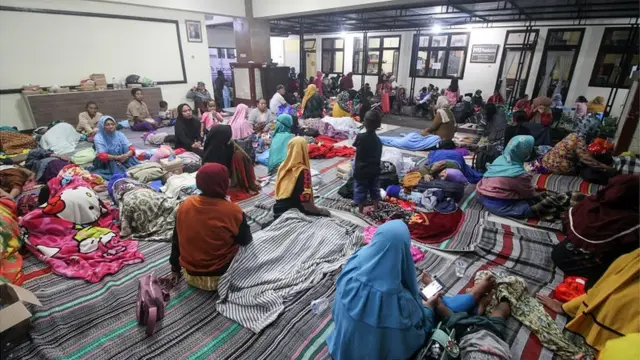 Sejumlah warga terdampak abu vulkanik dari awan panas guguran (APG) Gunung Semeru mengungsi di Kantor Kecamatan Candipuro, Lumajang, Jawa Timur, Minggu (4/12/2022).