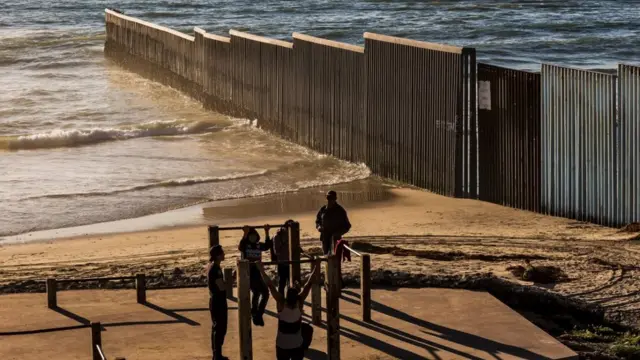 Между Сан-Диего и Тихуаной стена заходит в Тихий океан