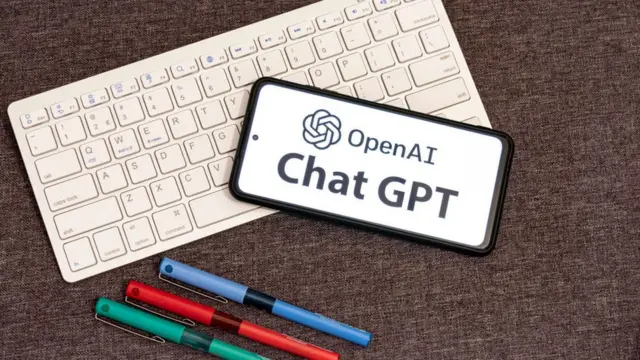 شعار تشات جي بي تي على شاشة هاتف ذكي