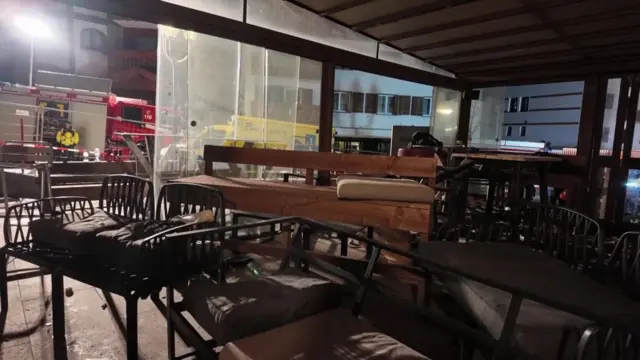 आग लगने के बाद बार के भीतर के दृश्य 