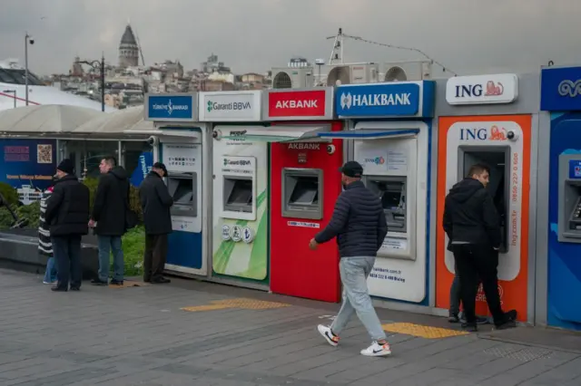Bankamatikten para çeken vatandaşlar