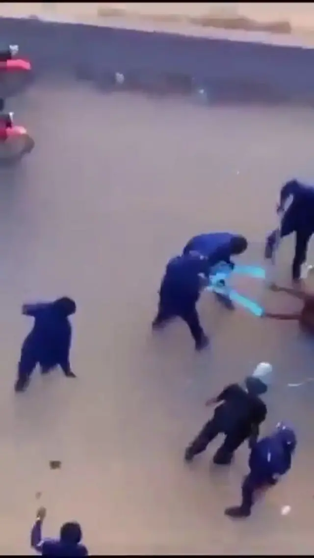 Abapolisi baboneka bambura ipantalo y'ibara ry'ubururu bwerurutse uwo bakubitaga