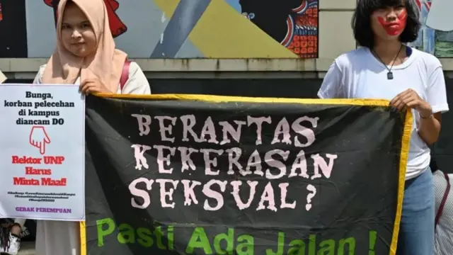 Aksi demonstrasi menentang kekerasan terhadap perempuan.
