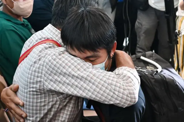 แรงงานไทยโอบกอดบุพการีที่มารับที่สนามบินสุวรรณภูมิ 12 ต.ค.