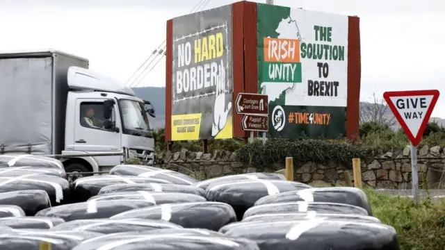 "Нет границе"; "Выход из брексита - ирландское единство". Большинство на острове хотело бы сохранения статус-кво