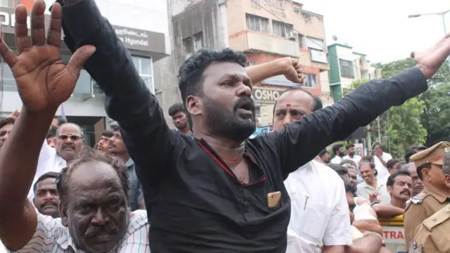 "எழுந்து வா தலைவா" - கலைஞருக்காக கண்ணீருடன் காத்திருக்கும் தொண்டர்கள்