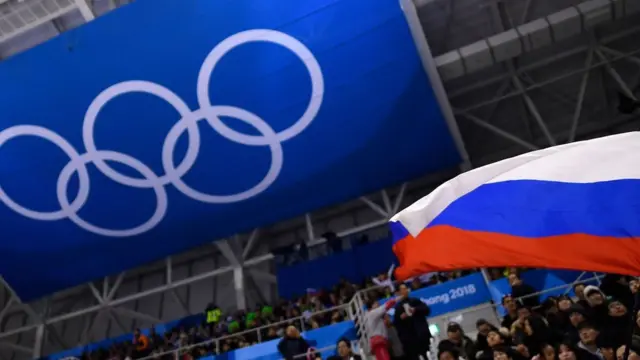 Olimpiyat bayrağı ve Rusya bayrağı