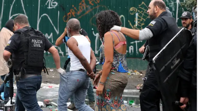 Mulher conduzida por policialpoker online virtualação na cracolândia