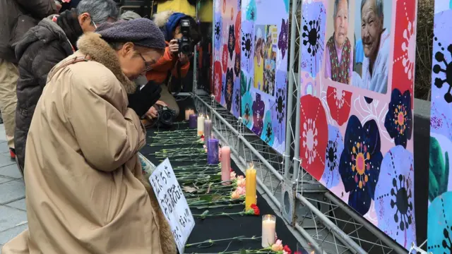 25일, 일본인 참가자가 올해 세상을 떠난 5명의 '위안부' 피해 할머니들을 추모하고 있다