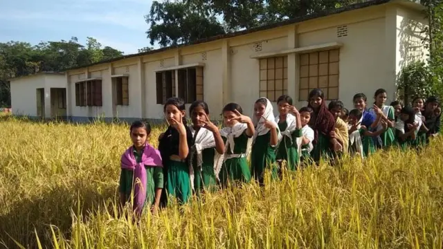 ফল পাওয়ার পর শিশুদের উল্লাস।