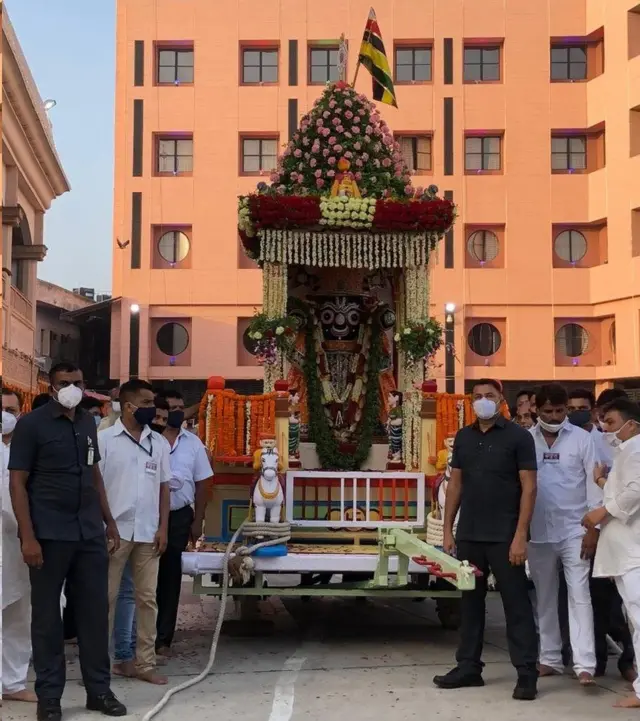 હાઈકોર્ટના આદેશ બાદ મંદિર પરિસરમાં માત્ર પ્રતીકાત્મક રથયાત્રા યોજાઈ