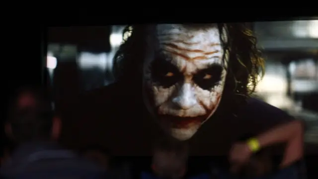 توفي هيث ليدجر الذي قام بدور الجوكر عام 2008 بعد فترة وجيزة من بدء عرض الفيلم مما زاد من الغموض حول شخصية الجوكر