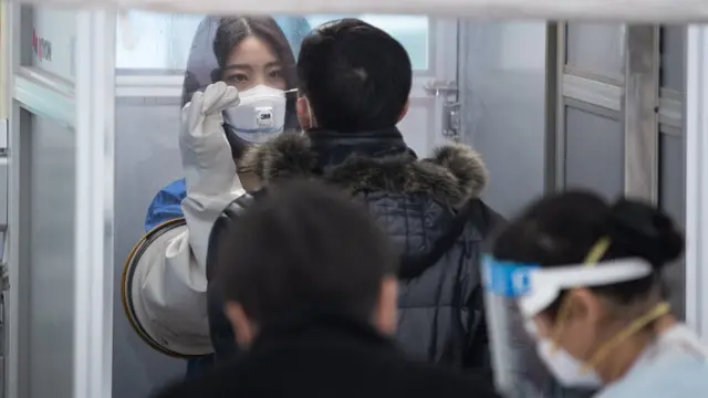 서울의 한 선별진료소에서 의료진이 검체채취를 하고 있다