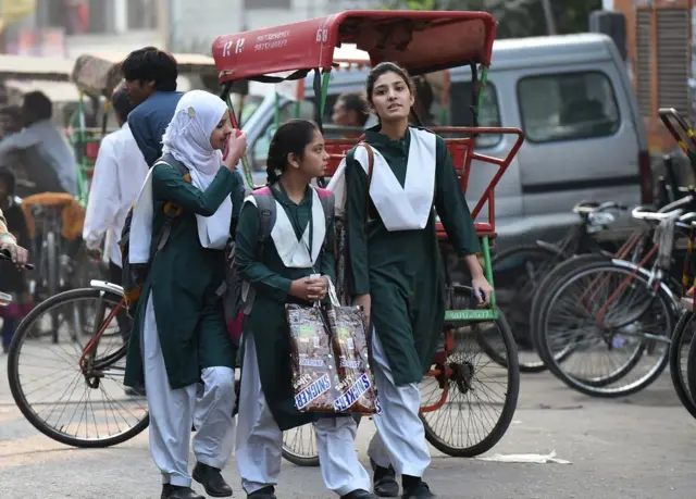 વિદ્યાર્થીનીઓની તસવીર