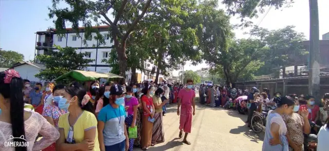 စက်ရုံပြင်မှာ လူစုလူဝေးဖြစ်