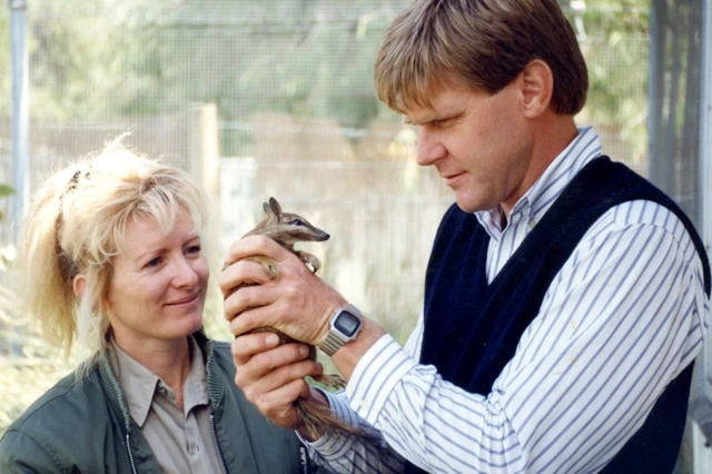 Vicki Power ao lado de Tony Friend, que segura um numbat nas mãos no zoológico de Perth, na década de 1980.