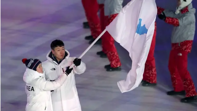 Pembawa bendera Korut dan Korsel