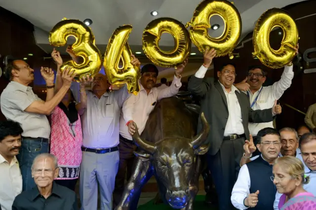 సెన్సెక్స్ ఇండెక్స్ 34,000 పాయింట్లు దాటిన సందర్భంగా 2017 డిసెంబర్ 26న బాంబే స్టాక్ ఎక్సేంజ్ వద్ద బ్రోకర్ల ఉత్సాహం