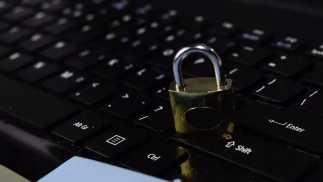 Un candado sobre un teclado de computadora.