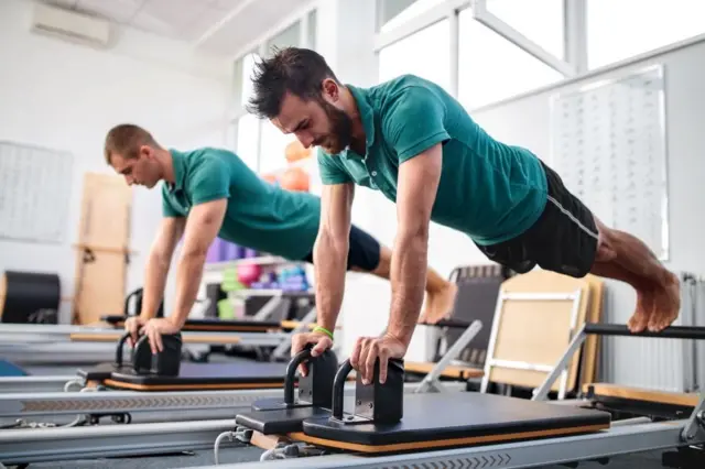 homens fazendo pilates